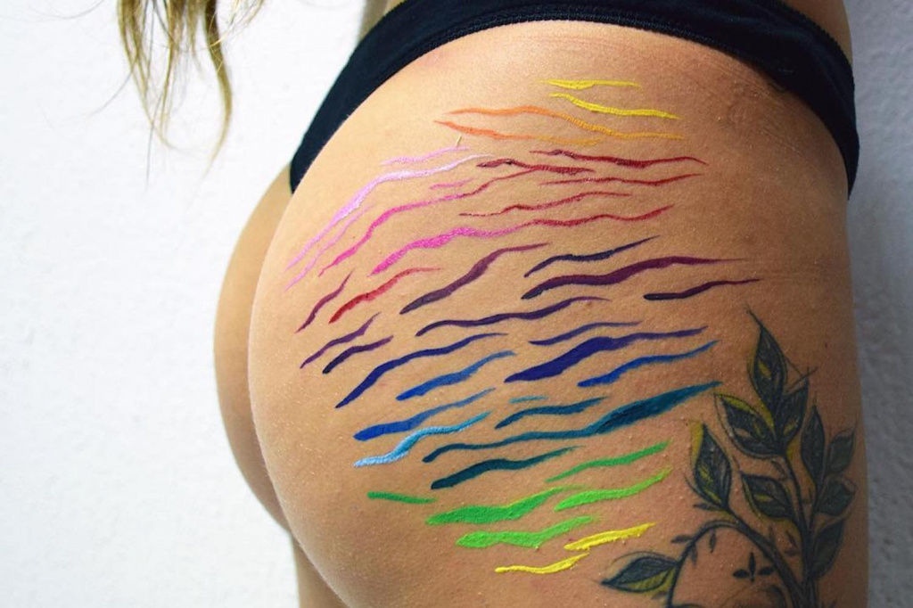 Нанесение татуировки - способ для ярких и смелых натур, которые не боятся косых взглядов и общественного осуждения Нанесение татуировки