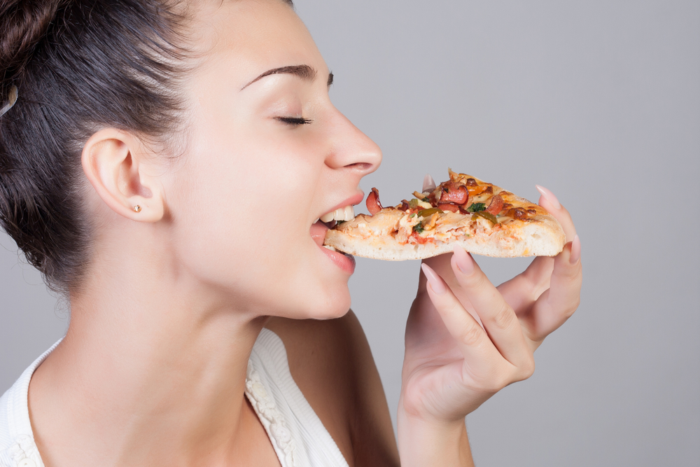 За наличие чувства голода отвечает глюкоза. Человек чувствует потребность поесть, когда падает ее уровень в крови Почему человек чувствует себя голодным?