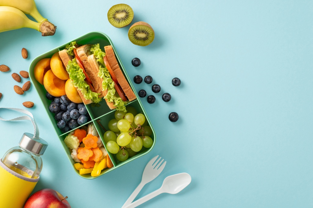 С собой следует брать твердые овощи, которые при транспортировке не испортятся Овощи, порезанные брусочками