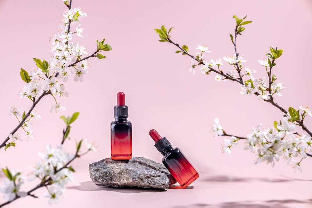 В составе антивозрастной косметики экстракт лепестков вишни защищает кожу от негативного влияния ультрафиолета Экстракт лепестков вишни