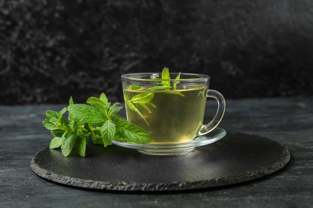 Чай из мяты с имбирем и медом способен взбодрить утром и расслабить вечером Чай из мяты с имбирем и медом