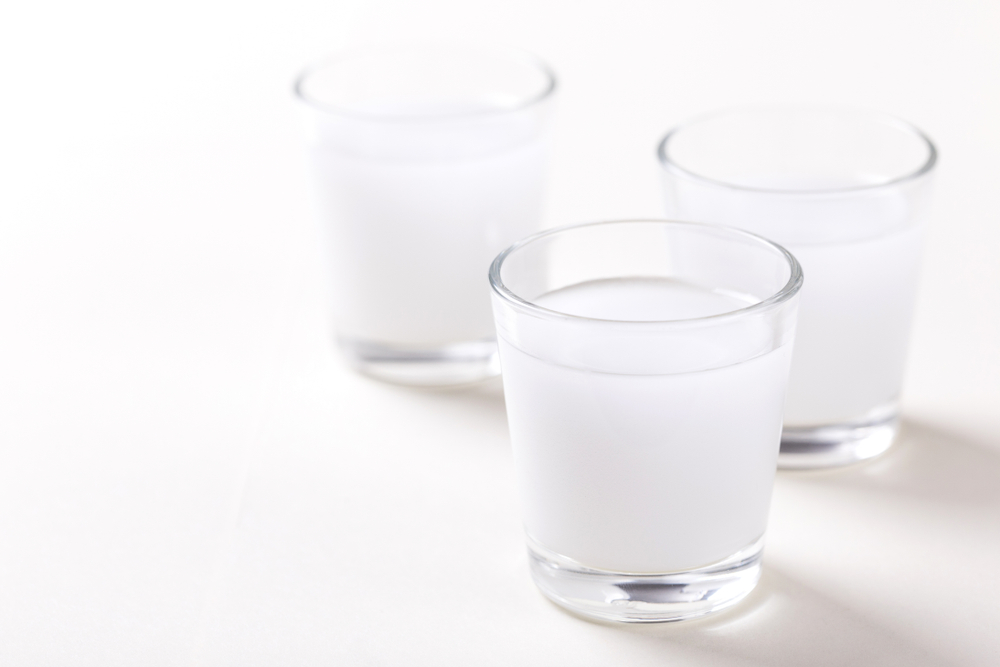 Для взрослого пациента за один прием рекомендовано употреблять 10 мл раствора Регидрона на каждый килограмм веса. Готовить раствор Регидрона нужно, используя 1 л чистой, охлажденной кипяченой воды на 1 пакетик препарата.</strong> В таком виде его можно хранить 2–8 суток