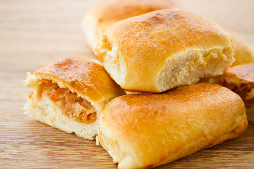 Небольшой пирожок можно съесть на завтрак или перекусить им в полдник При отсутствии лишнего веса время от времени можно включать в меню подобную выпечку