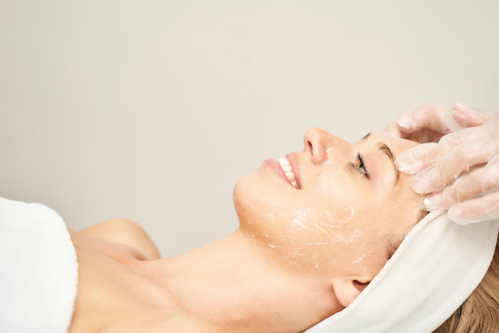 В зрелом возрасте требуется не только скрабирование поверхности дермы, но и использование пилингов Глубокое очищение