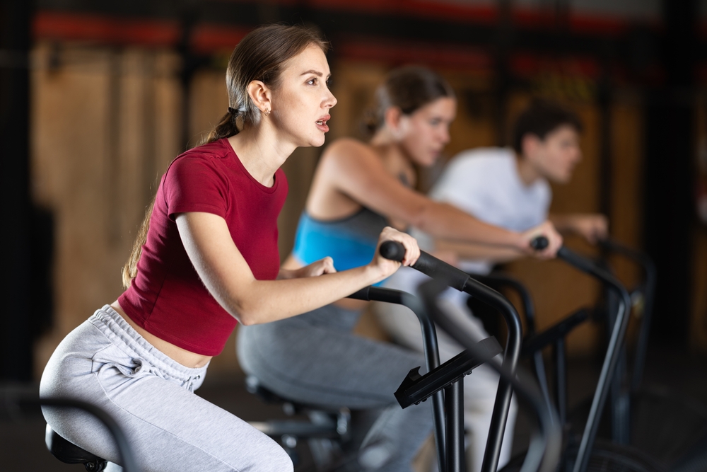 Велосипедный тренажер является хорошей альтернативой обычным велосипедным прогулкам Велосипедный тренажер