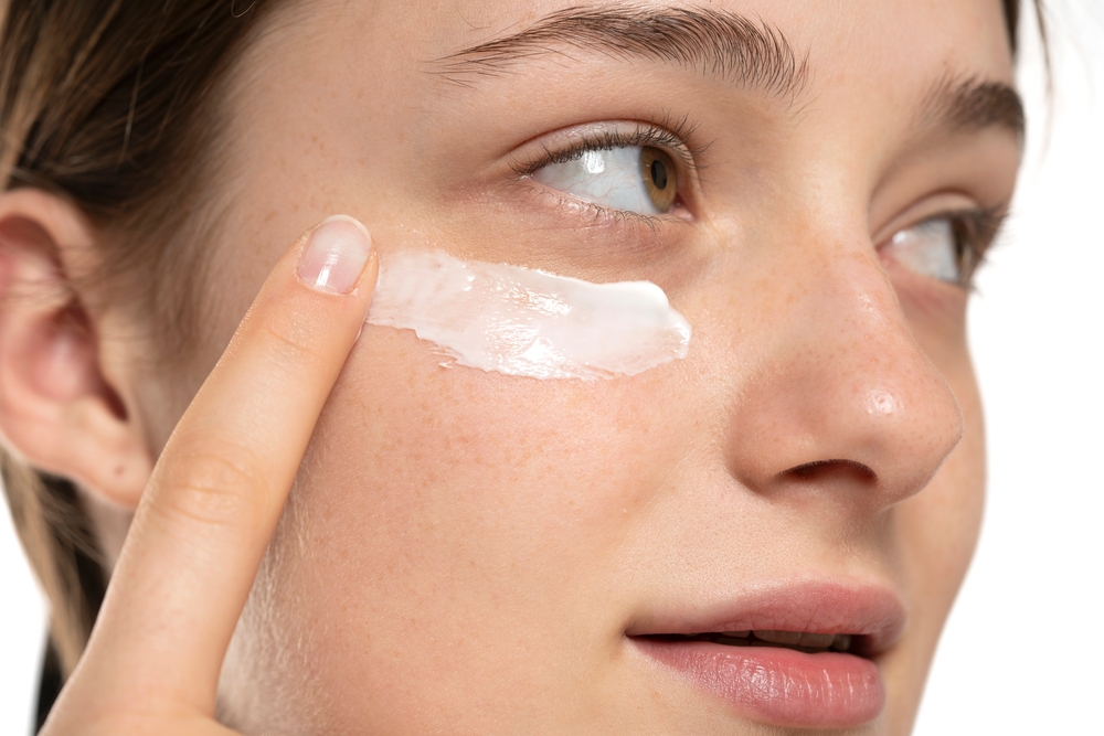 Крем для век можно наносить утром, в течение дня и за полтора часа до сна. Важно соблюдать правила его нанесения Техника нанесения