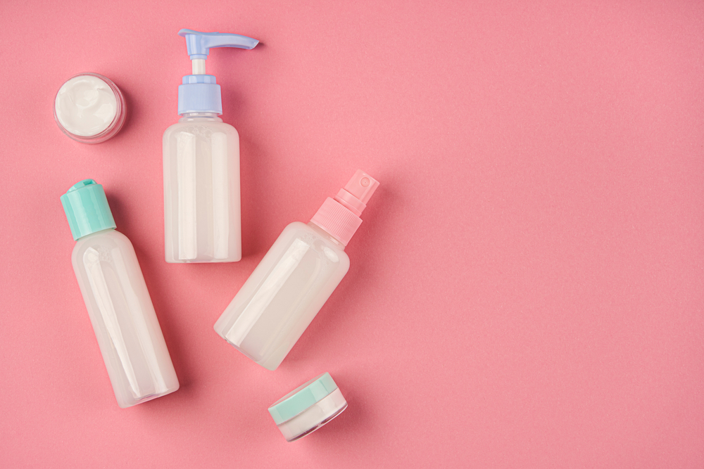 Основная функция кондиционера – запечатывать чешуйки волоса после использования шампуня. За счет этого они становятся мягкими, послушными, их легко расчесать Кондиционер бывает не только для стирки белья, но и для волос