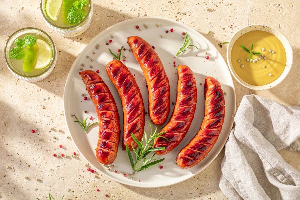 Сосиски имеют приятный вкус. Их можно приготовить за пару минут Сосиски