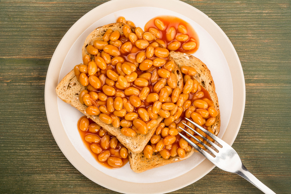 Из фасоли можно приготовить много разных блюд. Ее используют в качестве гарнира; из нее делают оладьи; добавляют в супы и салаты; готовят тушеные блюда Из фасоли можно приготовить много разных блюд