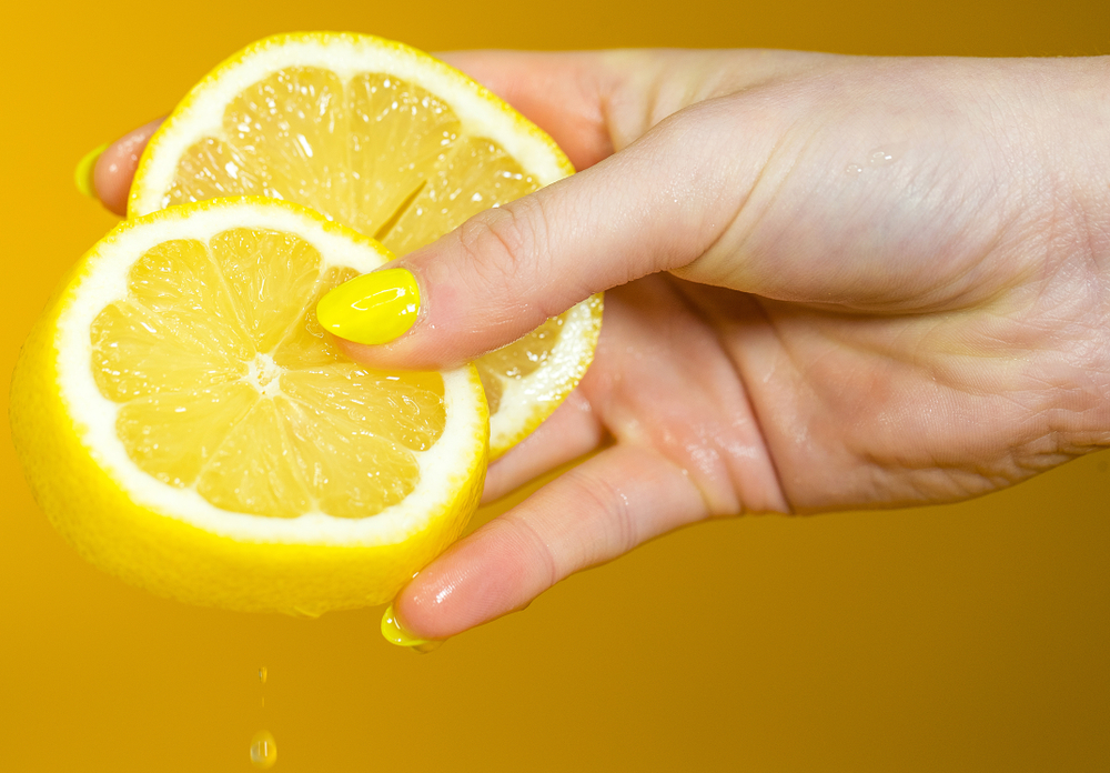 Быстро и эффективно устранить характерный запах можно с помощью дольки лимона с помощью дольки лимона