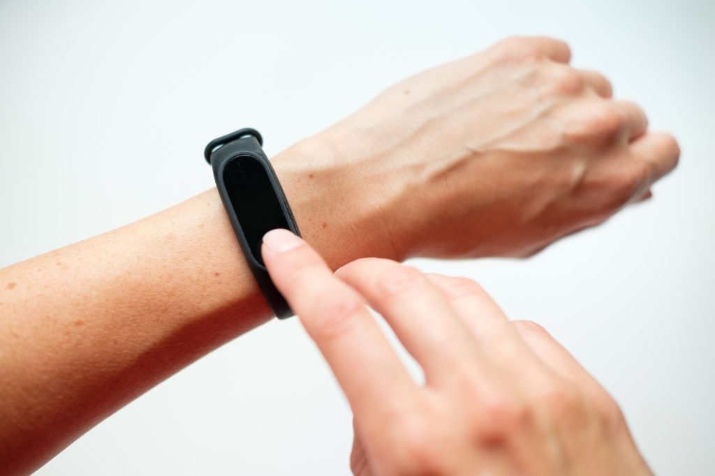 Прибор не рассчитан на долговременные погружения в воду, но вымыть руки или принять душ, не снимая браслет, можно Обслуживание