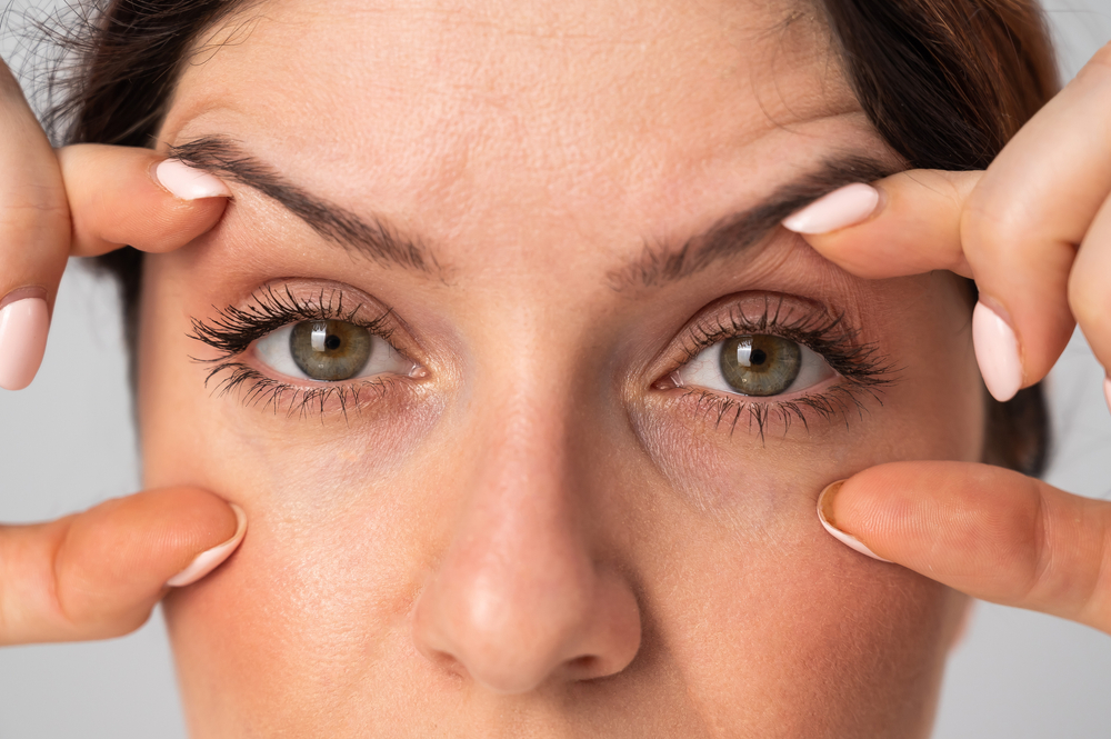 Старайтесь тщательно подбирать косметику в соответствии с собственным типом кожи Что делать для профилактики появления отечности век?