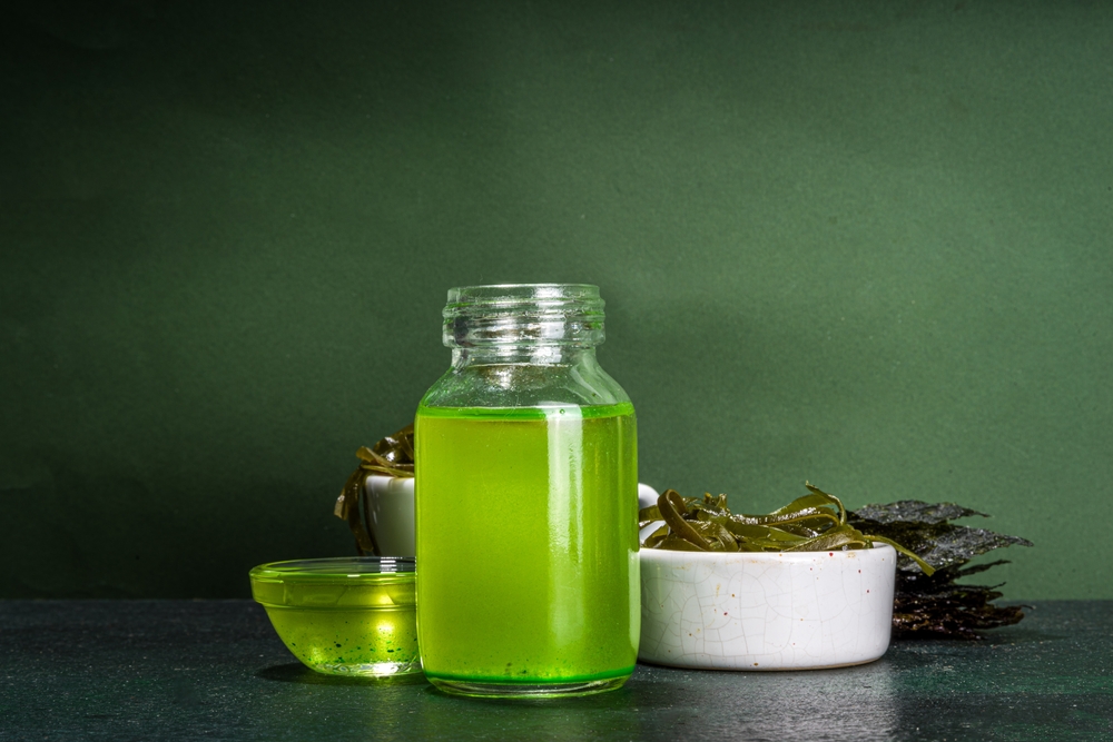 В составе шампуней для жирных волос присутствуют компоненты, влияющие на деятельность сальных желез. Благодаря их воздействию себум выделяется медленнее, что позволяет реже мыть голову Для жирных волос лучше выбирать шампуни с Ph, равным 6–8