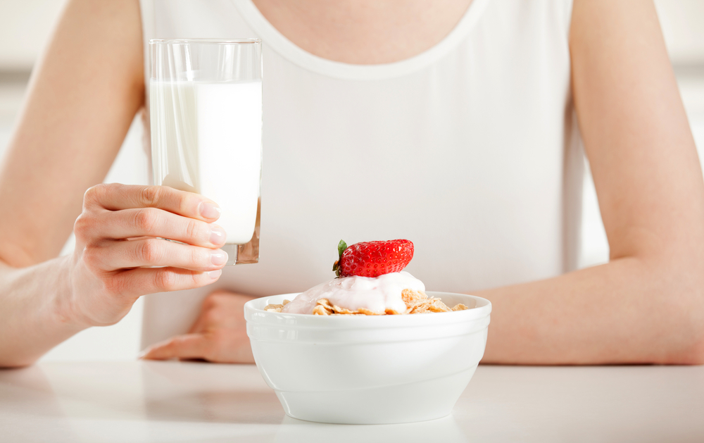 Кефир — продукт с характерным привкусом, классика кисломолочной продукции. Получается путем смешанного брожения. Полезно пить на ночь, за час до сна Кефир