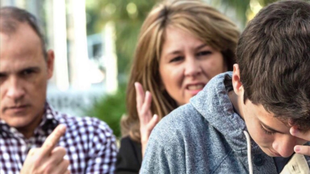 Не нужно наказывать подростка за неудачи в учебе путем ограничения его общения с друзьями Подростки стремятся к независимости от взрослых