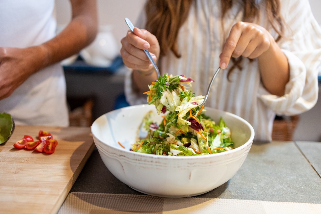 Полезность раздельного рациона для мужчин и женщин обусловлена различиями в их гормональном фоне, скорости метаболизма и потребностях в полезных элементах Суть и польза гендерной диеты