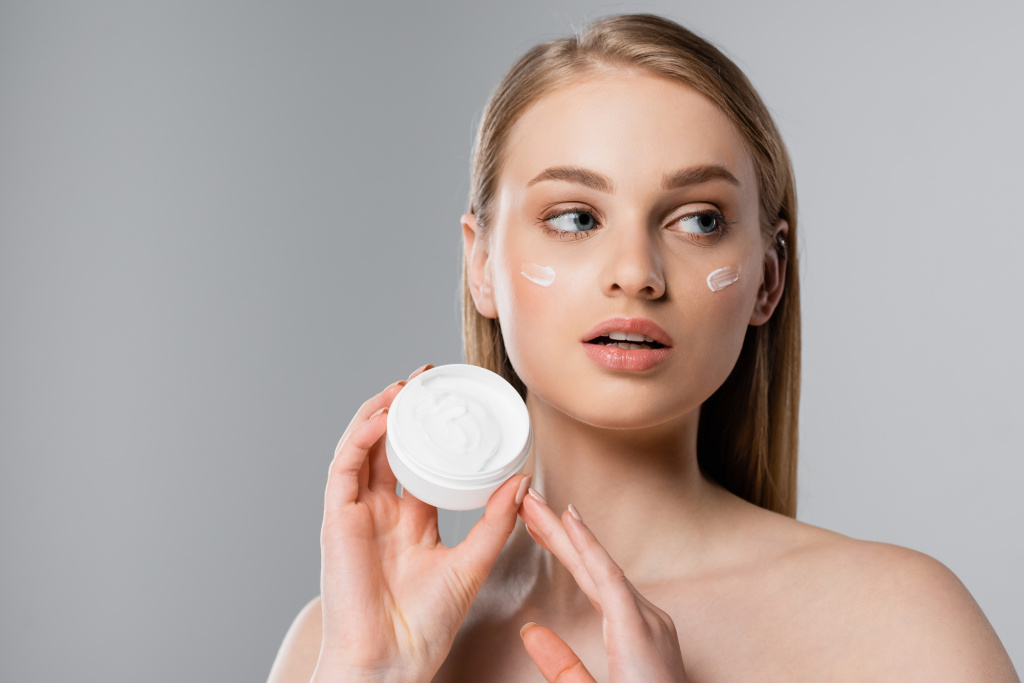 ZnO часто становится ингредиентом в увлажняющих и солнцезащитных кремах, основы для макияжа ZnO