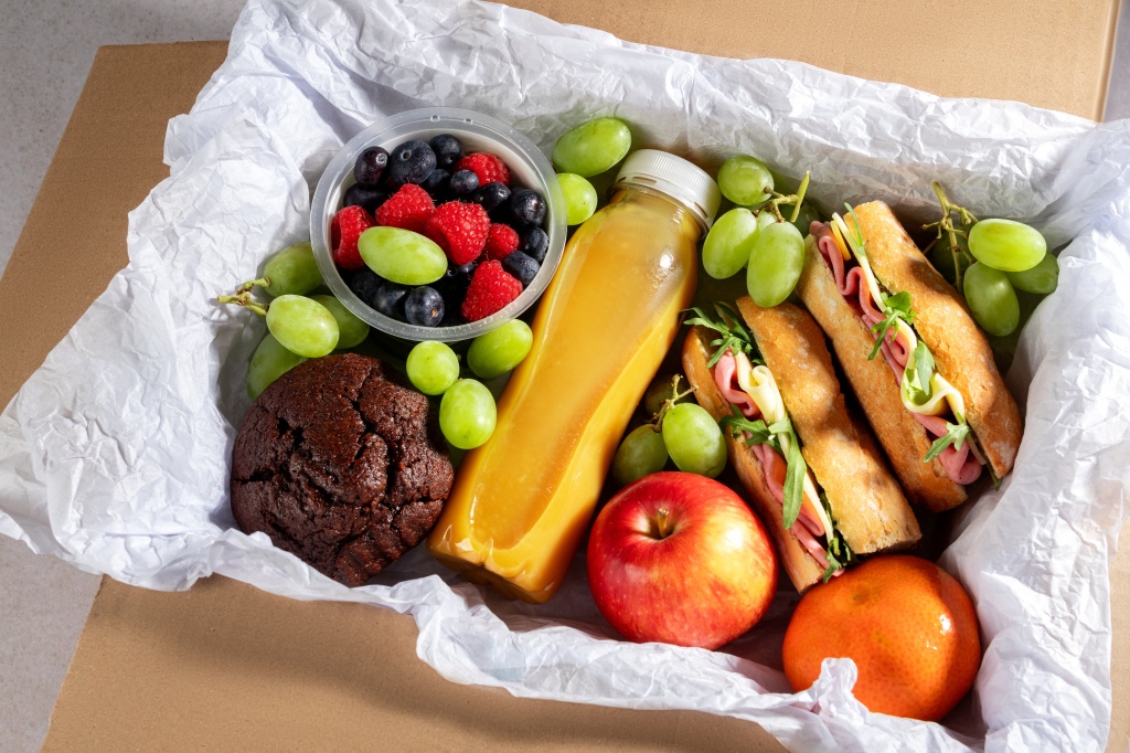 Перекусывать нужно между завтраком и обедом Когда есть второй завтрак?