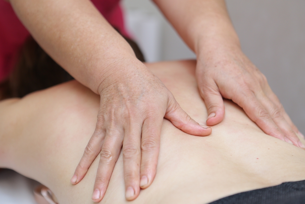 Все комплексные тренировки включают в себя упражнения для ног и ягодиц. Приседания с гантелями – одно из самых эффективных упражнений Приседания с гантелями