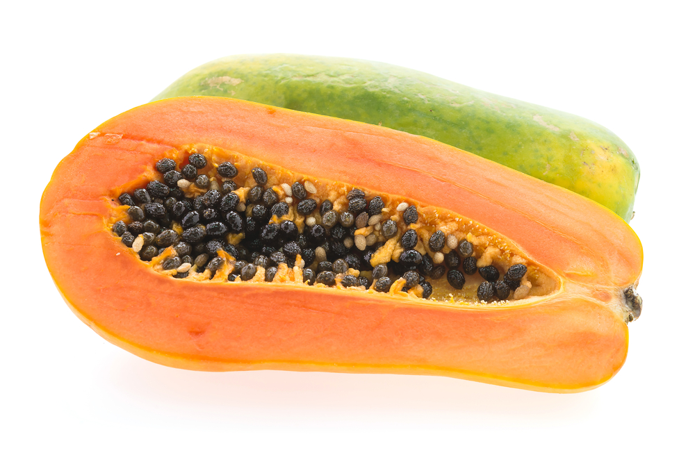 Звание активного жиросжигателя папайя заслужла благодаря наличию папаина, расщепляющего белок, и липаз, воздействующих на жиры Папайя