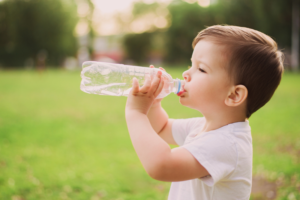На уличную прогулку, подразумевающую активное движение ребенка, взрослому стоит брать с собой бутылочку воды бутылка с водой должны быть у малыша на виду, чтобы он мог сам налить себе попить