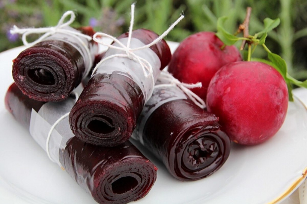 Десерт стоит приготовить, так как он очень полезен Польза домашней сливовой пастилы