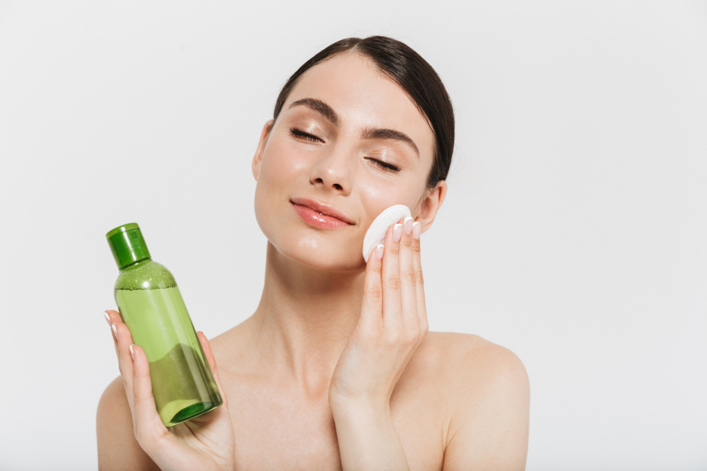 Гидролаты — мягкие средства и подходят для более частого использования. При этом они обладают высоким антиоксидантным потенциалом. Гидролаты — мягкие средства