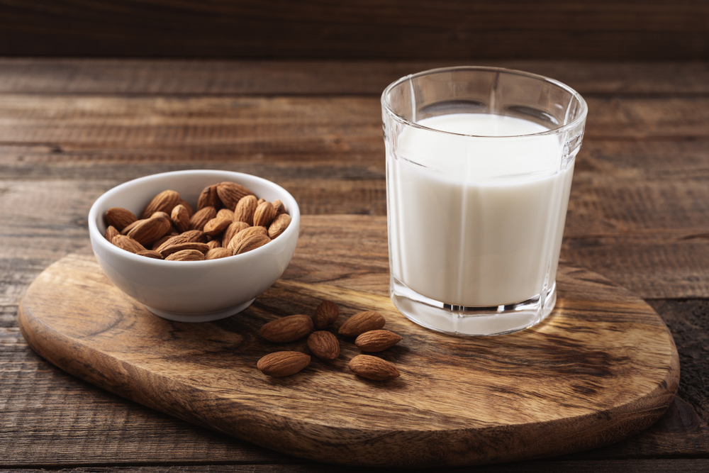 Молоко - основа любого коктейля для роста мышц. Бананы идеальны в качестве добавки, которая придаст готовому продукту приятный сладкий вкус и аромат. Орехи богаты растительными белками Орехи. Богаты растительными белками