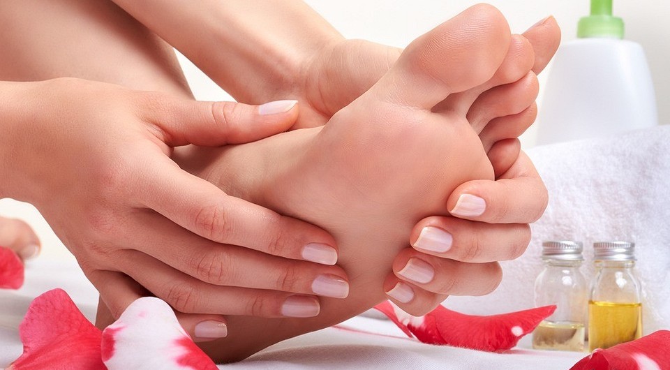 Для ухода за конечностями дома можно применять масла, предназначенные специально для ног или универсальные варианты для всего тела При помощи каких средств ухаживают за ногами?