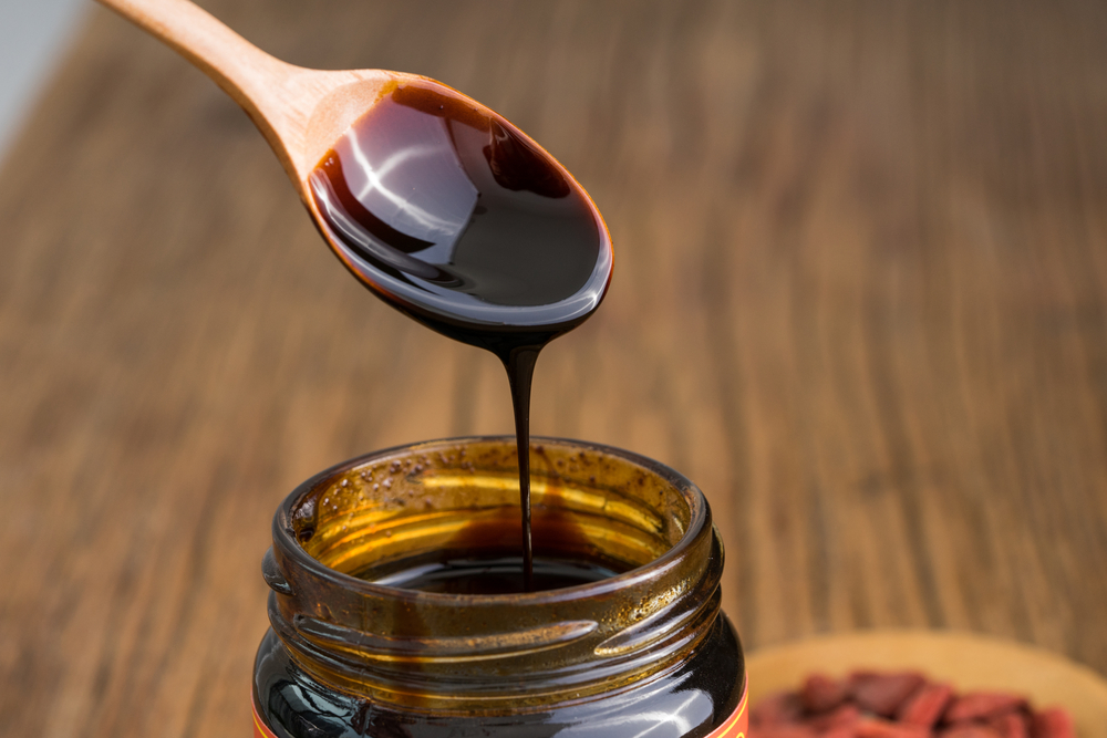 Настойку обычно принимают внутрь. Сделать это стоит за полчаса до того, как садиться за обеденный стол Как принимать корейский корень женьшеня?