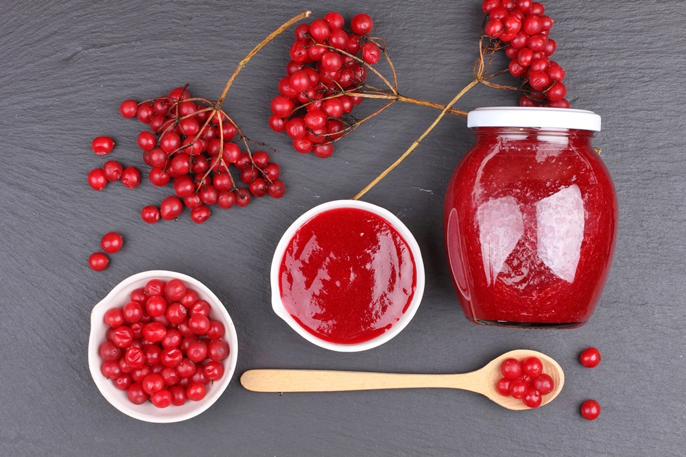 Ягоды калины активно используются для приготовления десертов (желе, морс, кисель, сироп, варенье) Ягоды калины