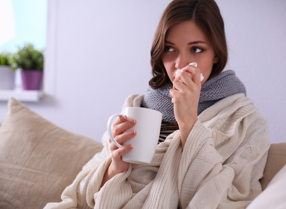 Горячий напиток помогает уменьшить выраженность боли в горле, успокоить кашель, справиться с заложенностью носа и улучшить отхождение мокроты Чай способен укрепить иммунитет и предупредить авитаминоз