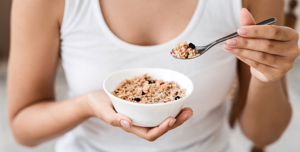 Диетологи советуют обязательно включать в рацион цельнозерновые продукты. Гречка является одним из таких продуктов. Гречка