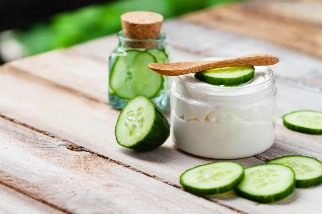 В огурцах масса пользы для организма, поэтому стоит попробовать этот овощ и для создания домашних масок Маски на основе огурца