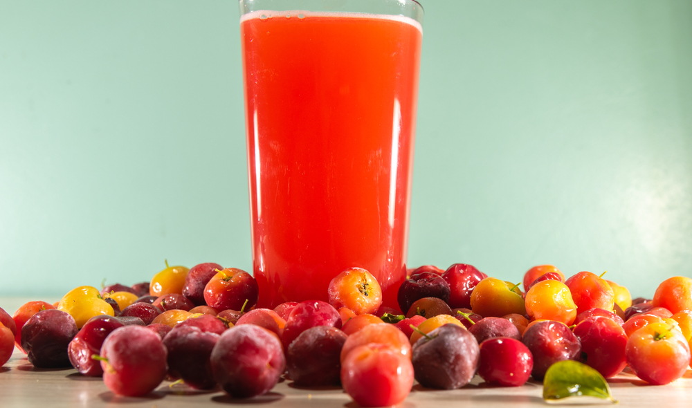 Плоды ацеролы можно есть в сыром виде, как обычную черешню. Также из них выжимают соки, варят джемы, соусы Плоды ацеролы