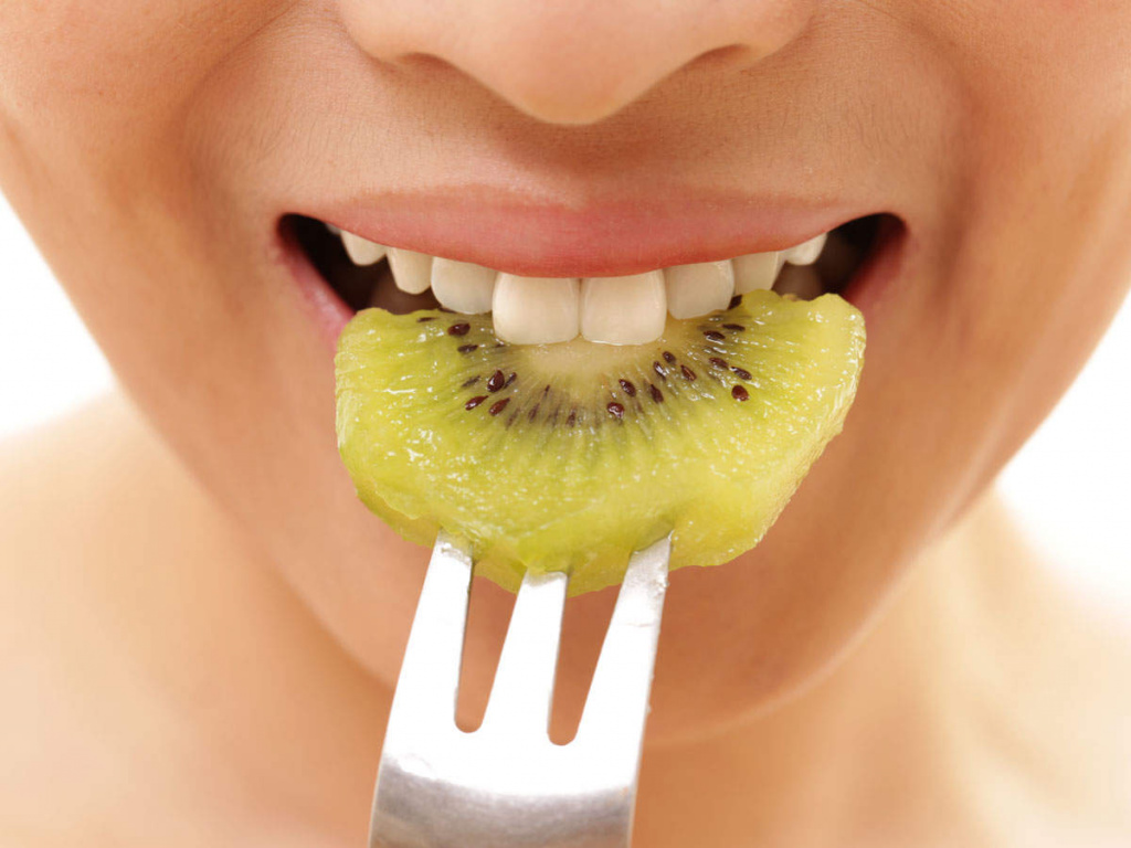 Киви — богатый источник клетчатки, способствующей правильному пищеварению и усвоению сложных углеводов и антиоксидантов Киви