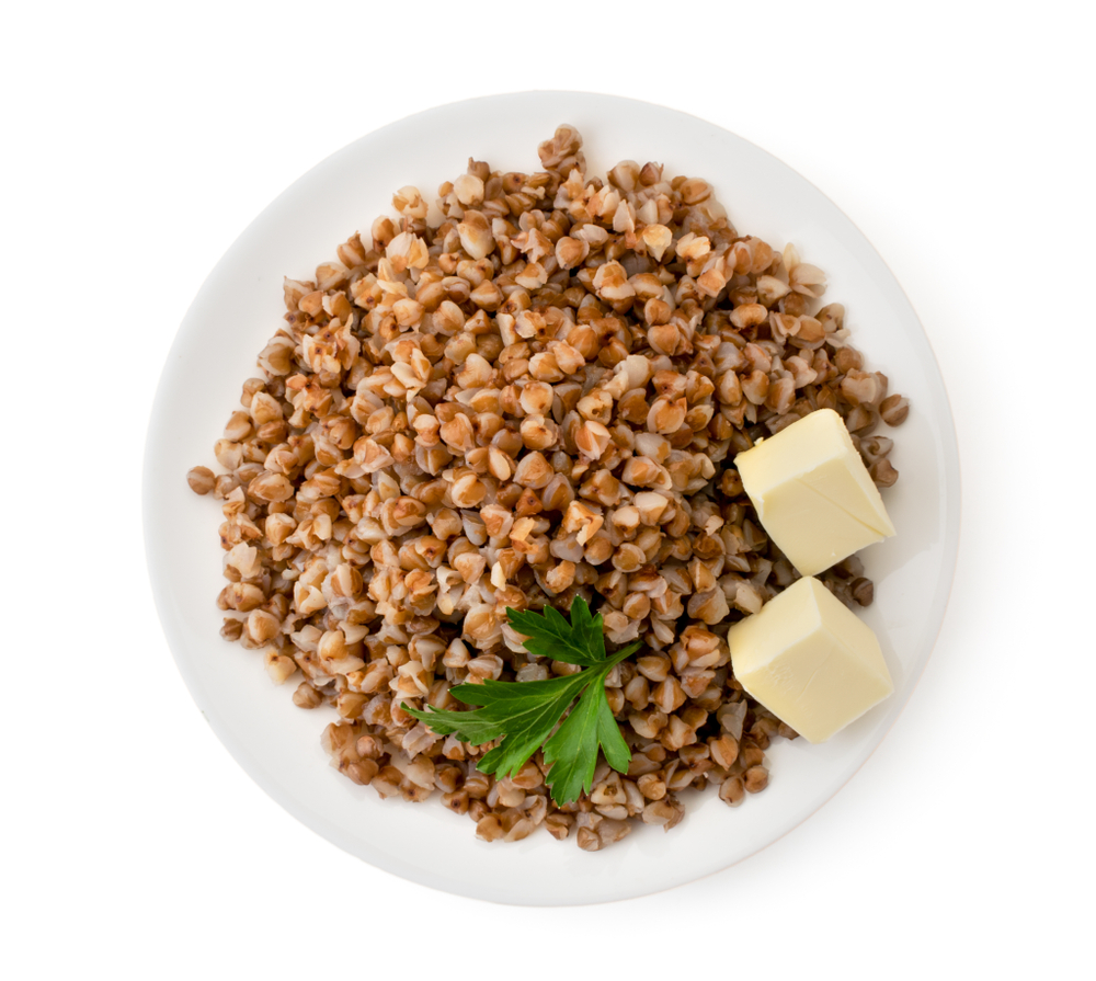 Если сдабривать кашу маслом, сахаром, фруктами, то ее калорийность резко возрастает Отварная гречка