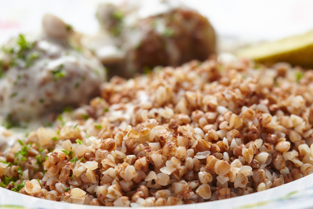 В гречневой крупе почти нет простых углеводов, поэтому она может входить в рацион больных сахарным диабетом и тех, кто придерживается диеты с целью похудения Содержащиеся в продукте сложные углеводы медленно усваиваются и надолго обеспечивают чувство сытости