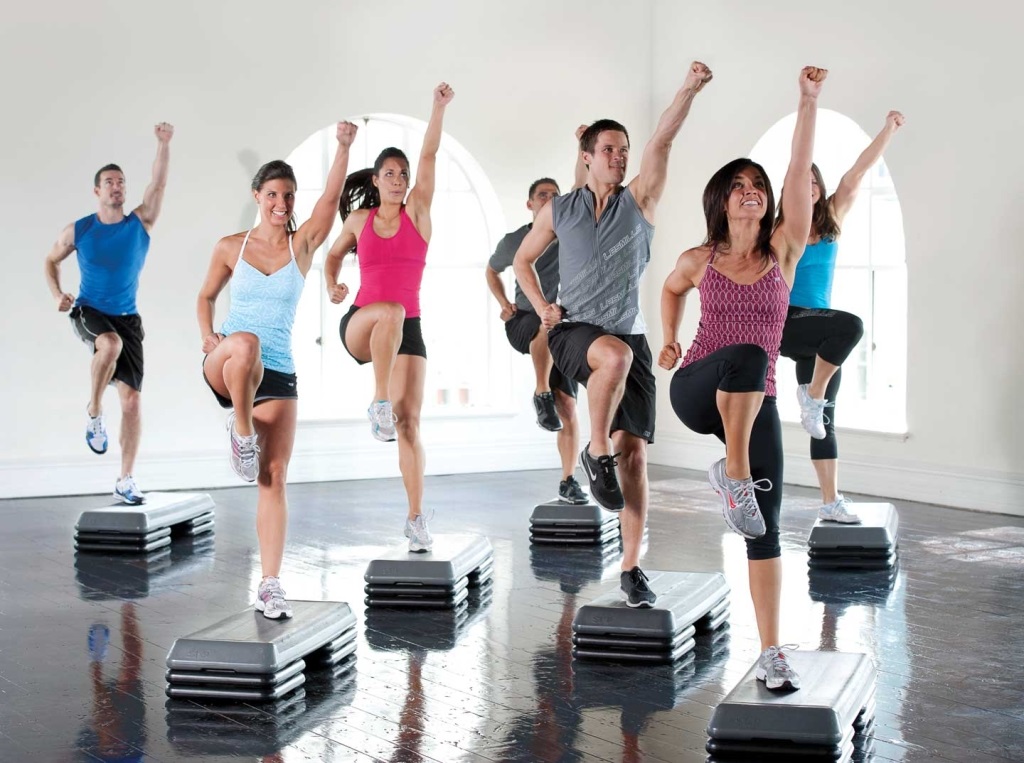 Многие предпочитают аэробику за возможность тренироваться под ритмичную и зажигательную музыку Аэробика