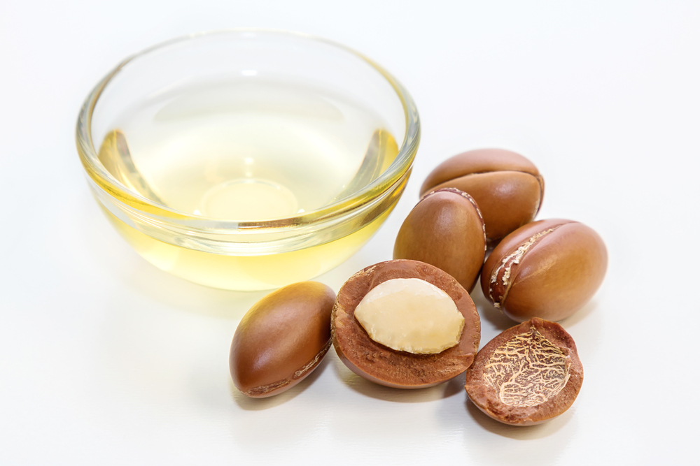 При выборе арганового масла следует обратить внимание на его запах. У качественного продукта сладкий ореховый аромат. Масло арганы