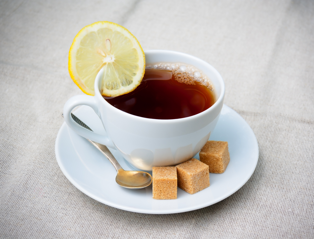 Белый или зеленый чай + лимон Белый и зеленый чаи – отличные источники природных антиоксидантов, замедляющих старение кожи. Содержащийся в лимоне витамин C улучшает их всасывание в организм