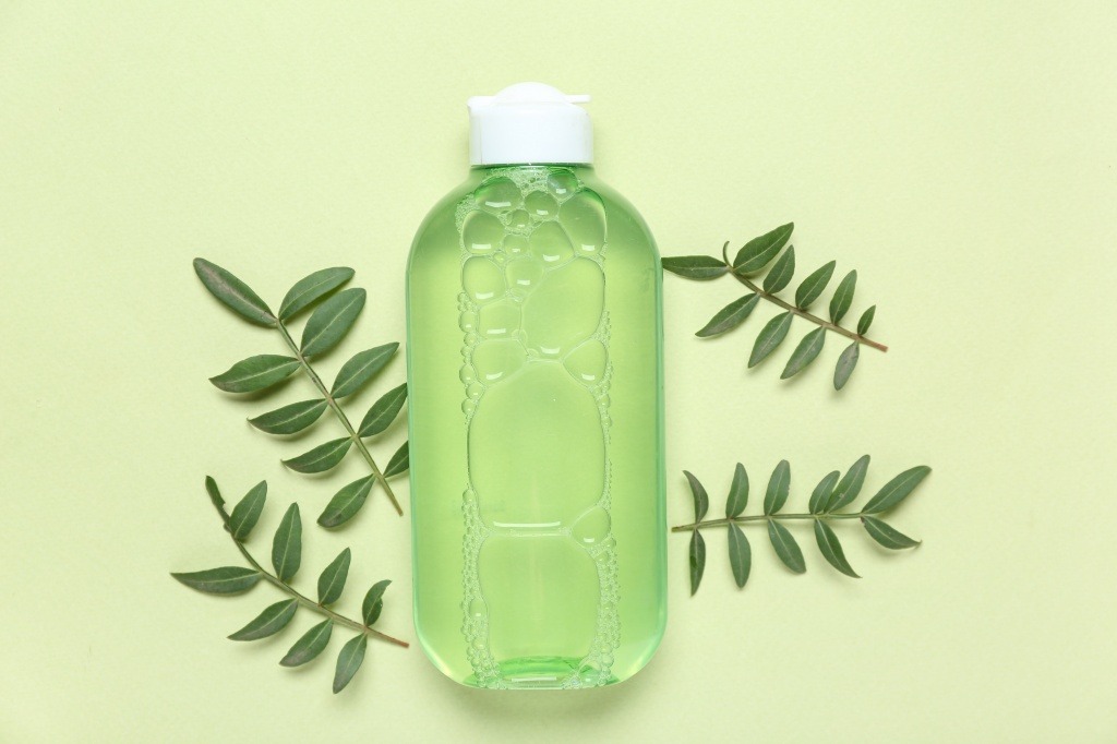 Обычно косметический продукт используют вечером, когда нужно очистить лицо от макияжа Как пользоваться средством?