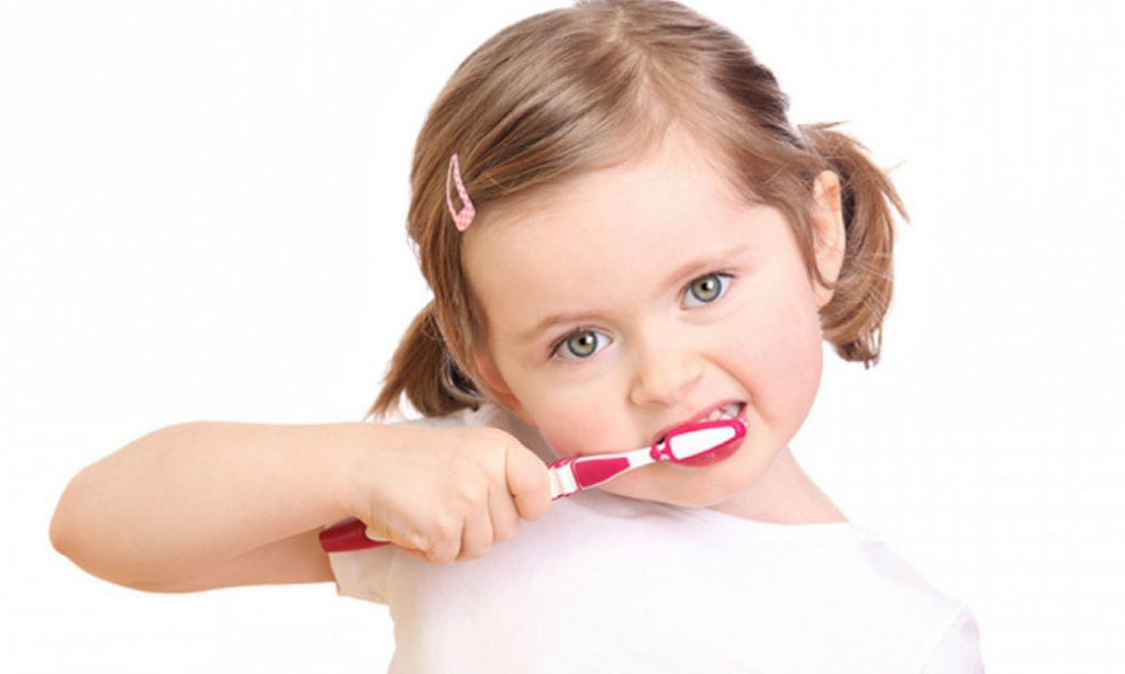 Когда у ребёнка вырастет несколько зубов, то можно переходить от протирания к полноценной чистке Когда начинать чистить зубы?