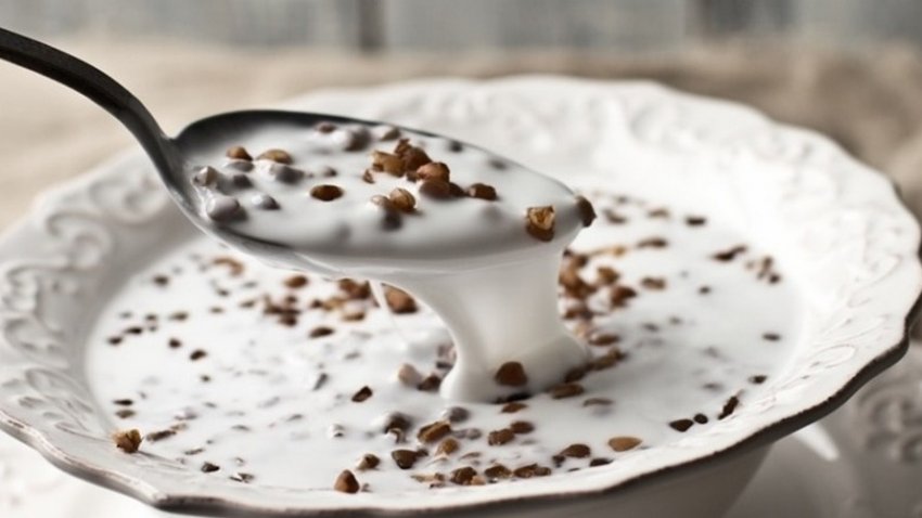 Полезным и сытным методом очищения ЖКТ является прием гречки, настоянной в кефире прием гречки, настоянной в кефире