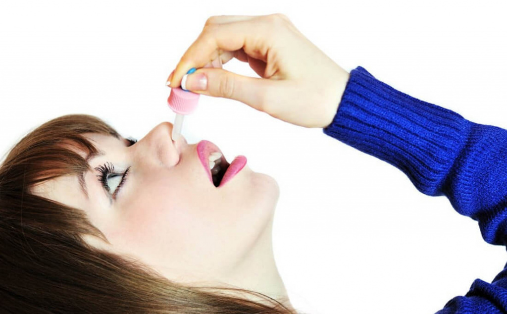 Особенно эффективны капли на основе эфирных масел хвойных деревьев, мяты и эвкалипта, обладающие противовоспалительными и антисептическими свойствами капли на основе эфирных масел