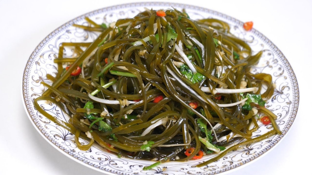 Морская капуста содержит в составе много полезных веществ, но употреблять ее стоит с осторожностью. Если нет противопоказаний, то продукт можно включать в регулярный рацион морская капуста