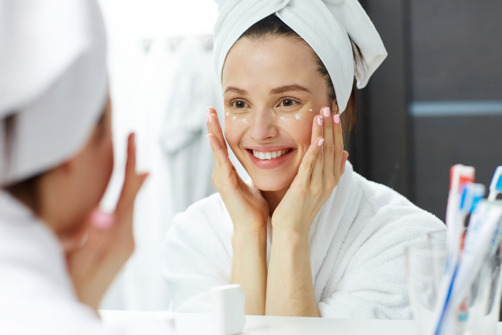 Мицеллы притягивают загрязнения, собирают их. Остатки косметики, грязи, пота остаются на ватном диске Мицеллы притягивают загрязнения