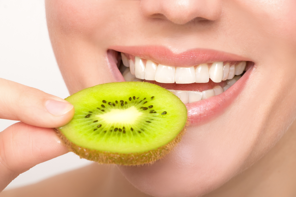 Киви — богатый источник клетчатки, способствующей правильному пищеварению и усвоению сложных углеводов и антиоксидантов Киви