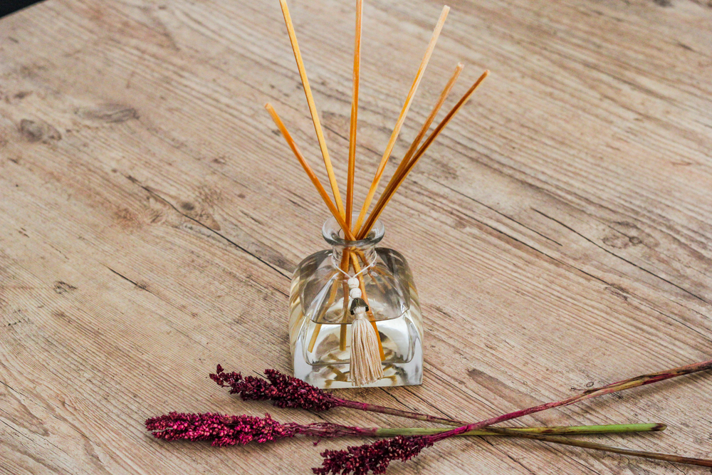 Сделать ароматизатор своими руками из эфирных масел можно, с задачей справится даже неподготовленный человек ароматизатор своими руками