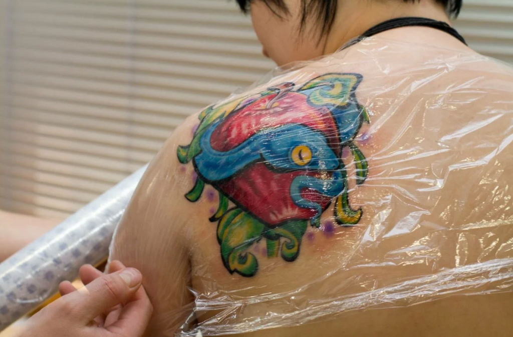 Поверх накладывается пленка. Она может быть обычной, просто впитывающая выделения Впитывающие пленки